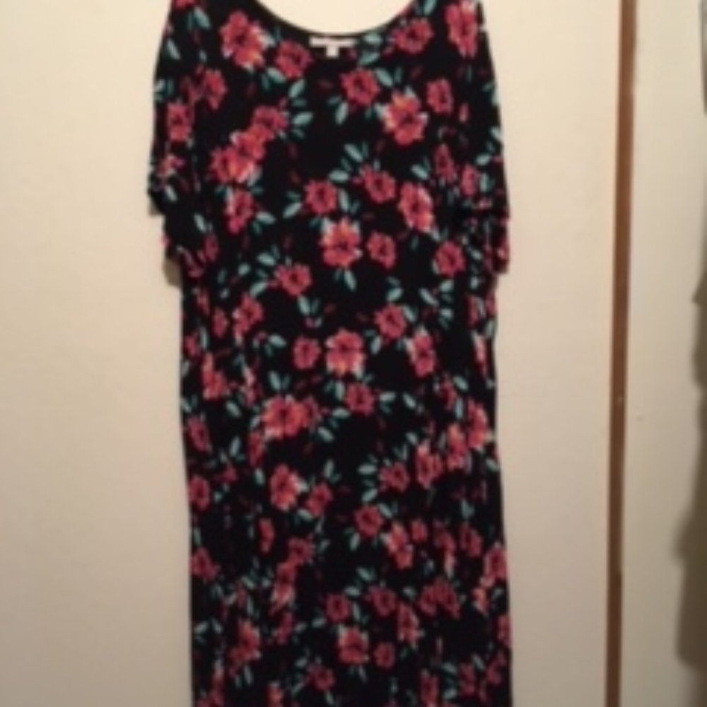 Woman Within, 2X, Black w/rose color flowers.